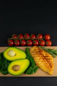 低碳水化合物酮饮食的一套产品.绿色蔬菜,坚果,鸡肉片,亚麻籽照片